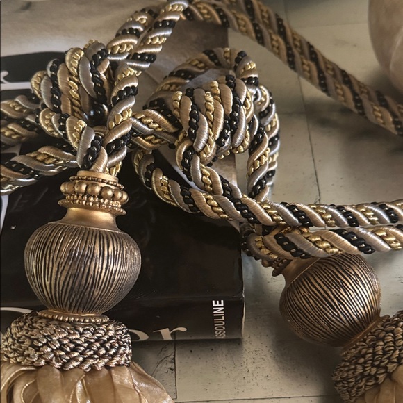 Elegant Tan and Gold Tassel Tiebacks - Picture 4 of 6